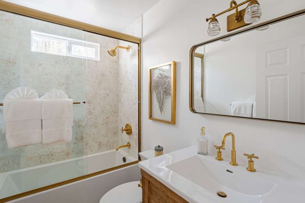 Beautiful and Practical Bathroom Beautiful and Practical Bathroom